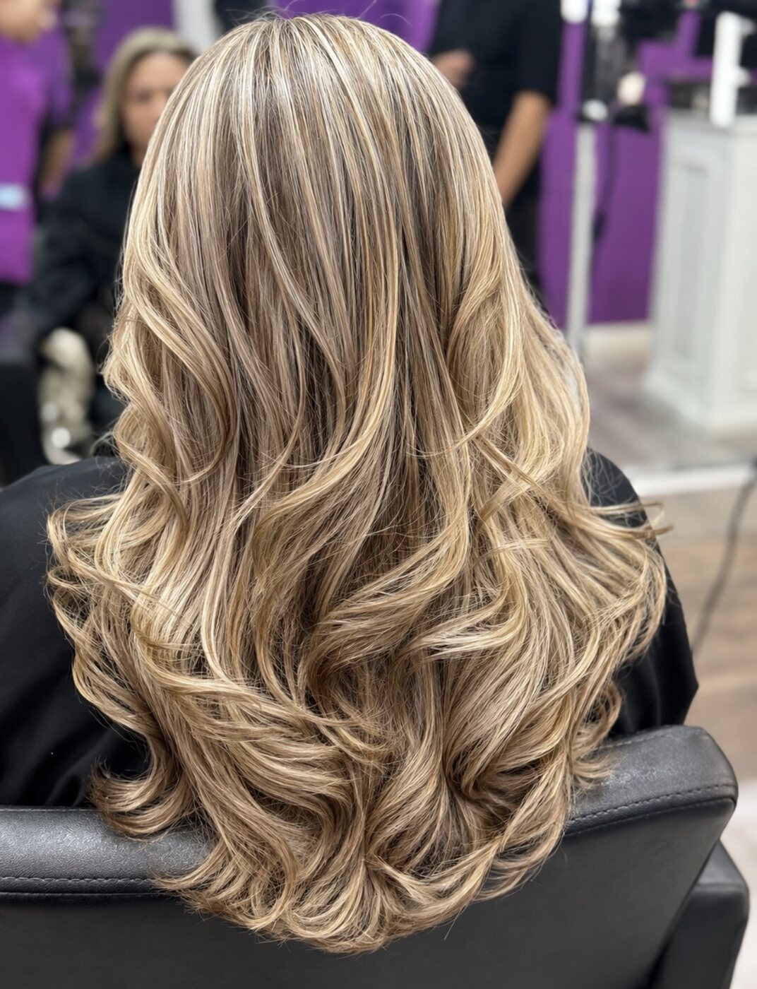 Cabello rubio con ondas y brillo
