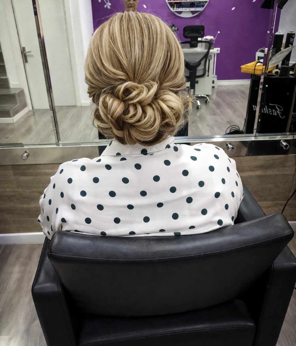 Recogido elegante realizado en salón