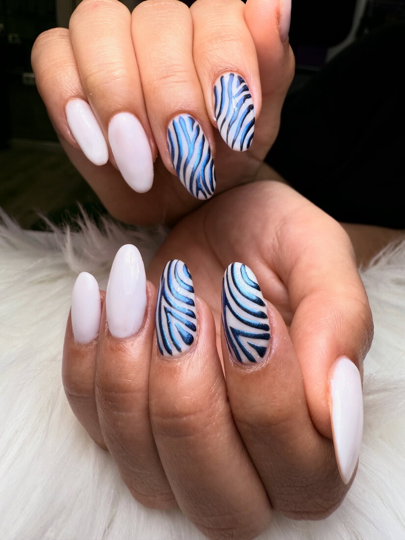 Manicura blanca con diseño animal print